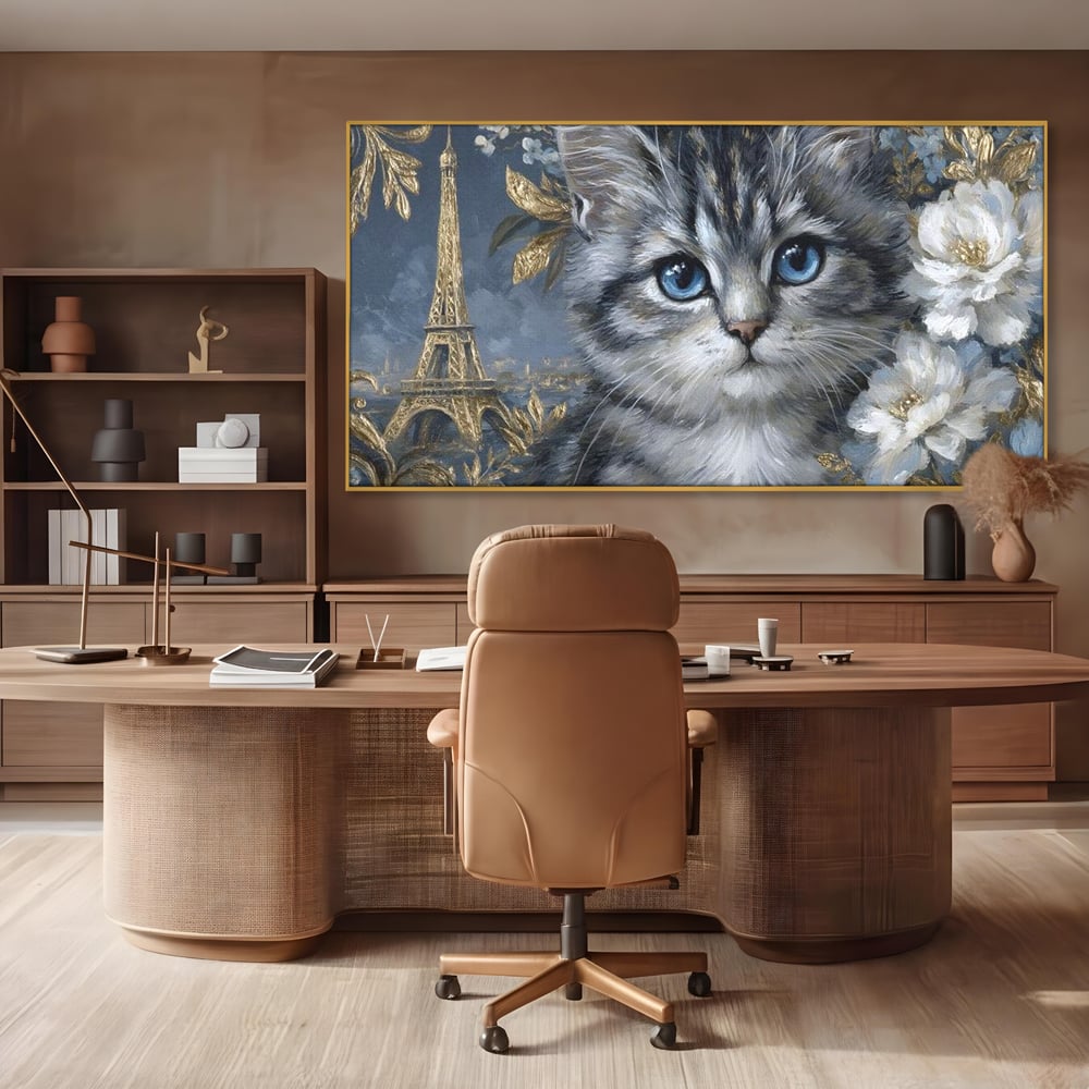 Tablou canvas cu tablou canvas cu pisica si turnul eiffel, in rama de aluminiu auriu, pe perete intr-un birou